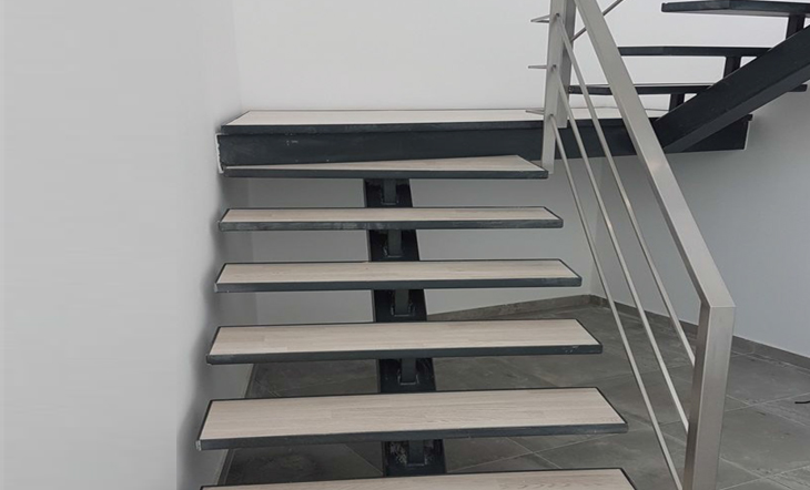 Cantilever metal stair